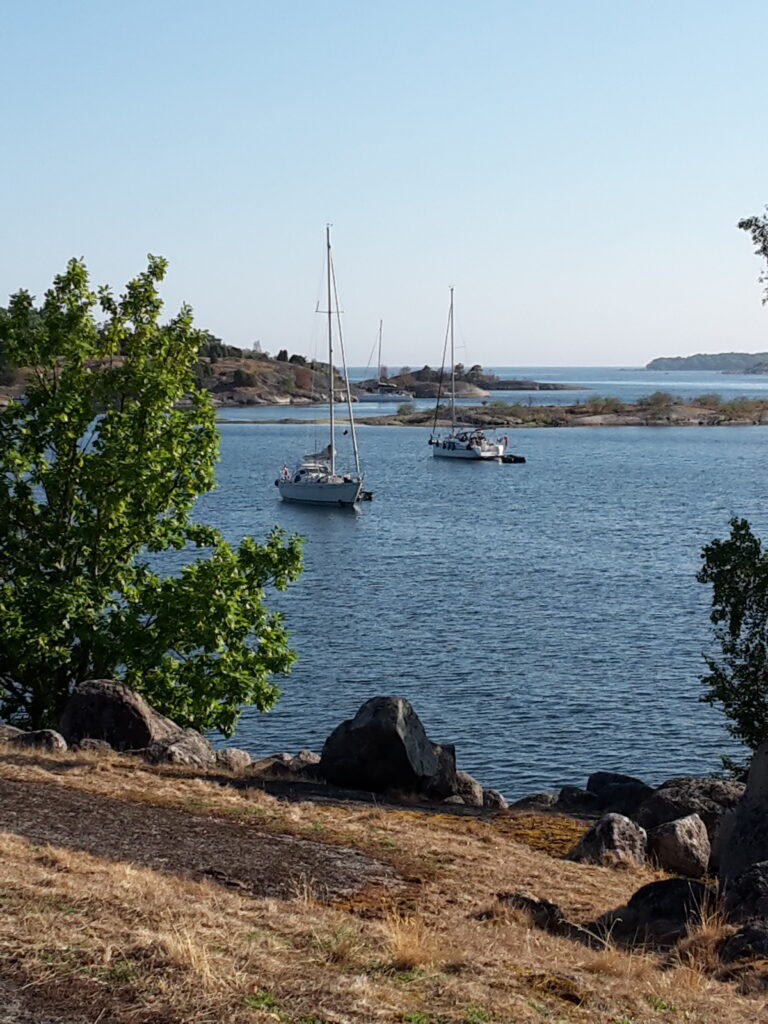 Segelboote in den schwedischen Schären. Urlaub in Schweden.
