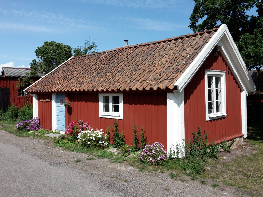 Ein typisches kleines Schwedenhaus. Urlaub in Schweden und Schwedisch lernen.