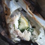 Fisch grillen am Lagerfeuer in Schweden