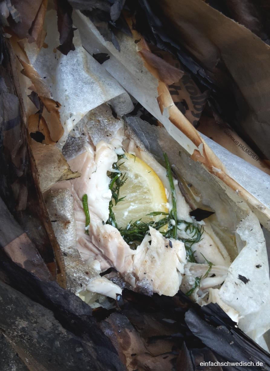 Fisch grillen am Lagerfeuer in Schweden