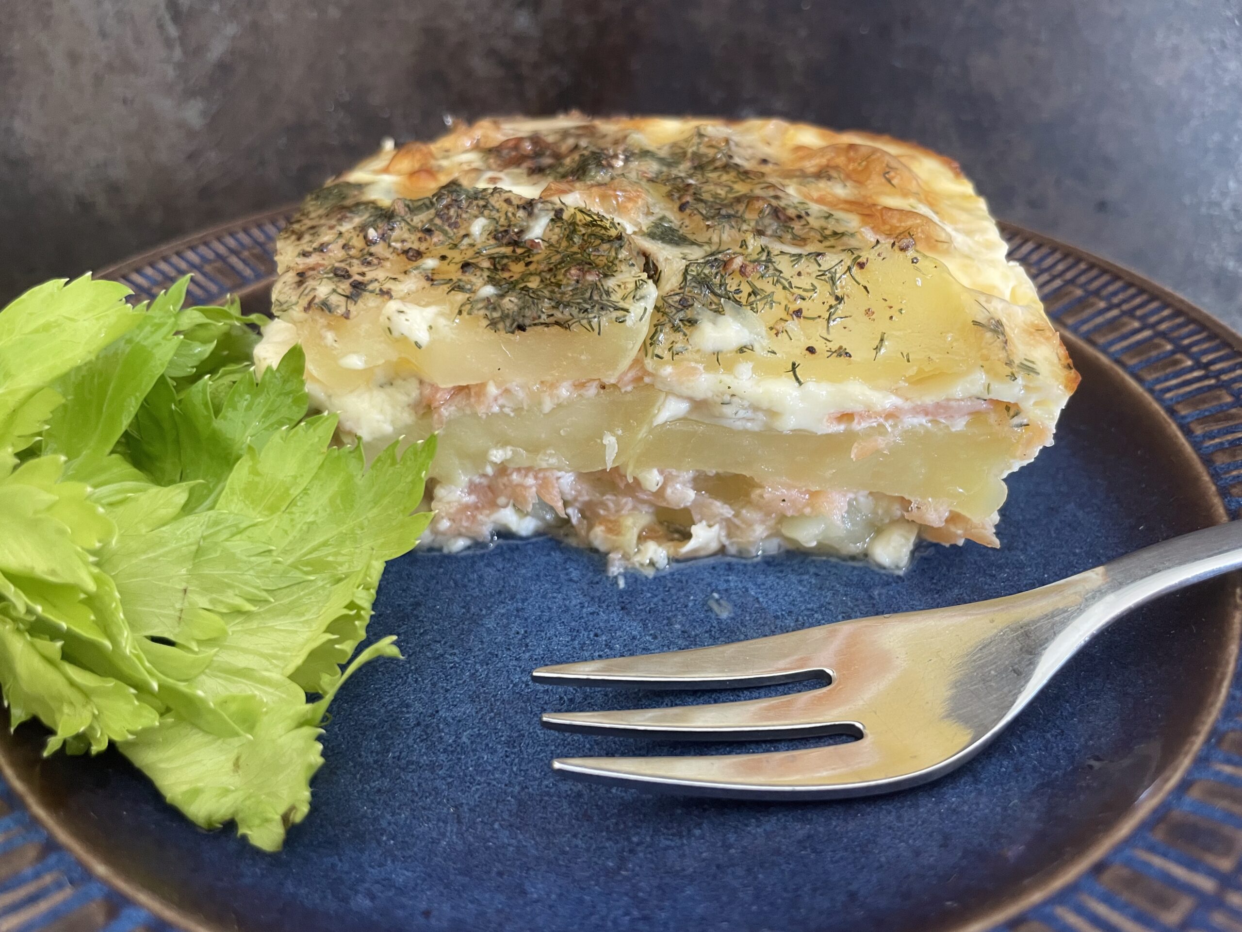 Schwedischer Lachsauflauf laxpudding mit Kartoffeln, Räucherlachs, Ei und Dill.