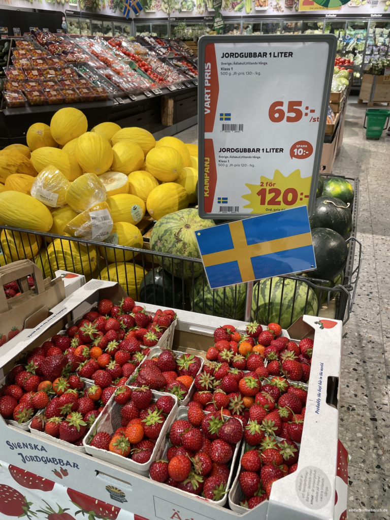 Lebensmittel einkaufen in Schweden. Erdbeeren im schwedischen Supermarkt.