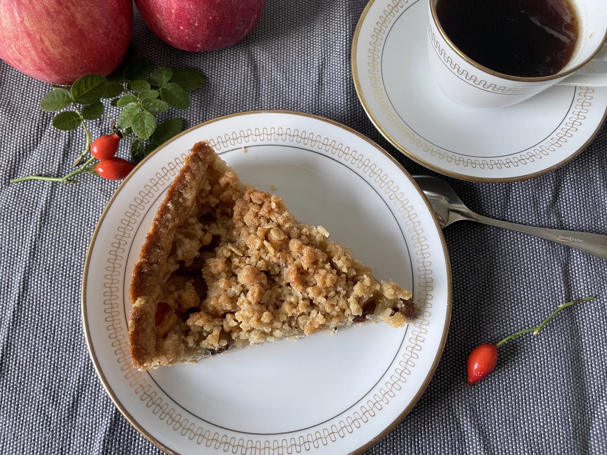 Schwedischer Apfelstreusel mit Boden