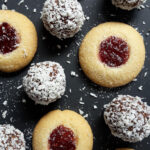 Die einfache, selbstgemachte schwedische Süssigkeit: chokladbollar und himbeerküchlein. Hier erkläre ich, wie man sie zubereitet. Mit Zutaten auf Deutsch und auf Schwedisch.