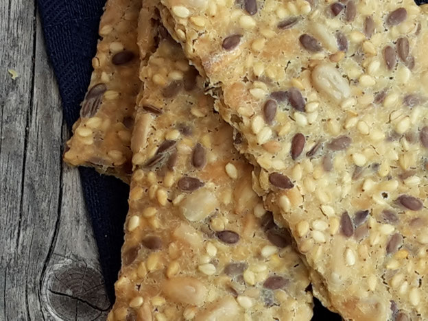 Schwedisches Körner-Knäckebrot selber backen. Ein sehr einfaches Rezept aus Schweden mit ausführlicher Anleitung.