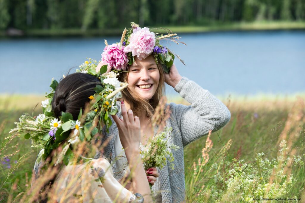 So feierst du midsommar: essen, tanzen, singen, Blumenkränze und Hochzeitsorakel