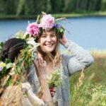 Mittsommer in Schweden, junge Frauen mit Blumenkränzen