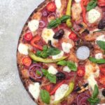 Ein einfaches schwedisches Rezept für den Urlaub und zu Hause: die Knäckebrot-Pizza! Ein großes, rundes Knäckebrot aus Schweden wird belegt wie eine Pizza!