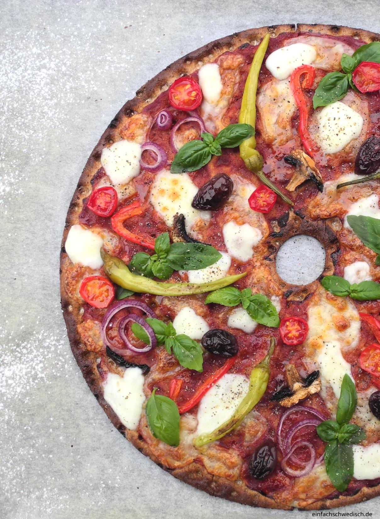 Ein einfaches schwedisches Rezept für den Urlaub und zu Hause: die Knäckebrot-Pizza! Ein großes, rundes Knäckebrot aus Schweden wird belegt wie eine Pizza!